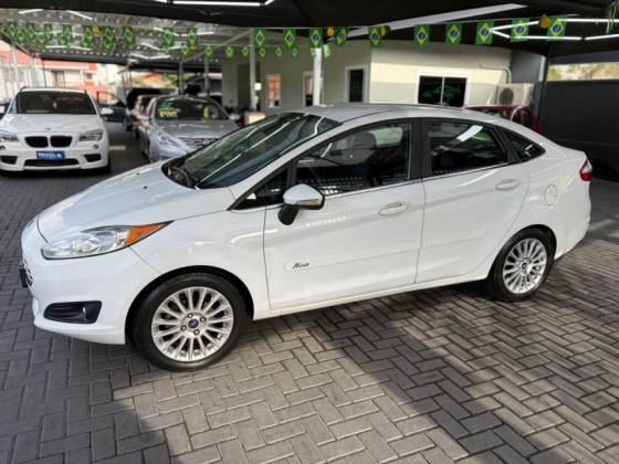 FORD FIESTA 1.6 TITANIUM SEDAN 16V FLEX 4P POWERSHIFT FORD FIESTA 1.6 TITANIUM SEDAN 16V FLEX 4P POWERSHIFT